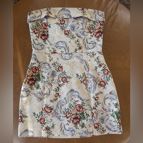 EDIKTED Floral Tapestry Lace-Up Back Strapless
Minidress - Picture 4 of 7